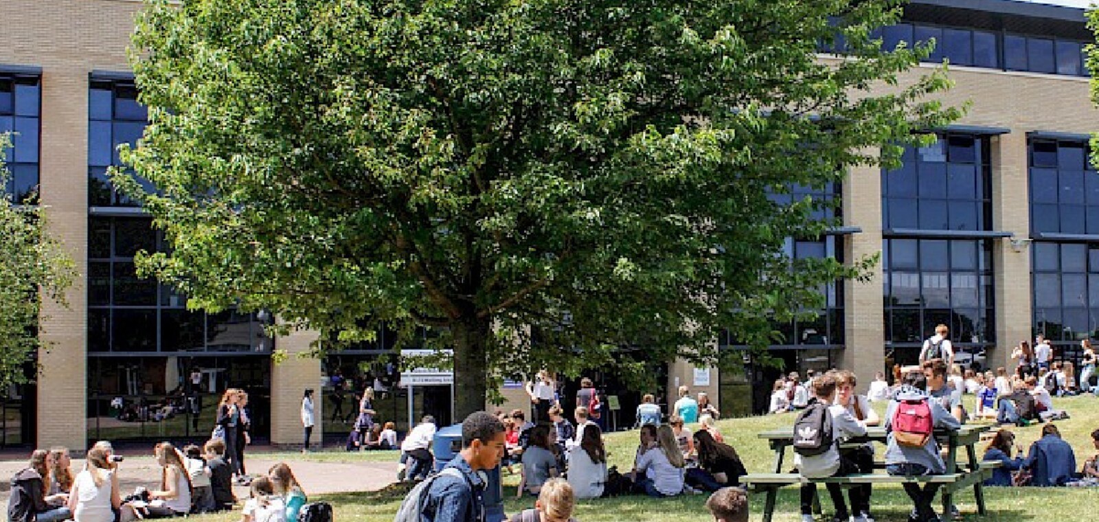 Étudiants sur le campus East Sussex College en Angleterre