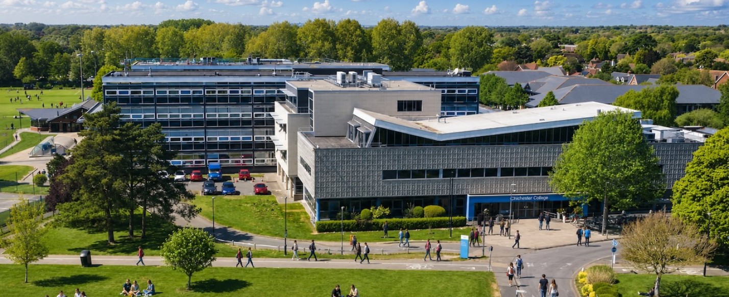 Étudiants en cours de sciences à Chichester College